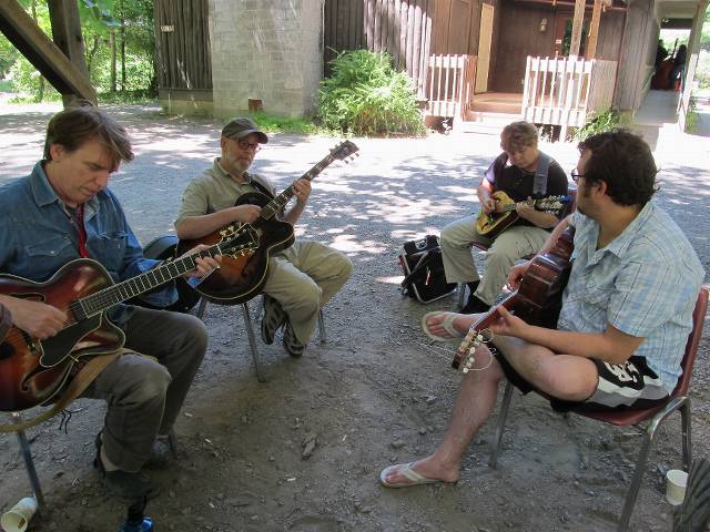 Tom, Larry, Joey, Chas at the guitar-cum-mandolin summit